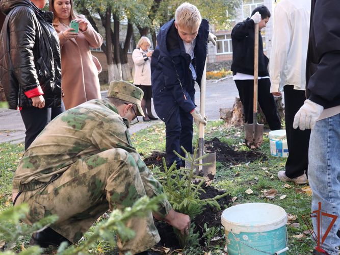 Патриотическую акцию «Древо Сталинграда» росгвардейцы организовали для учащихся Томской школы
