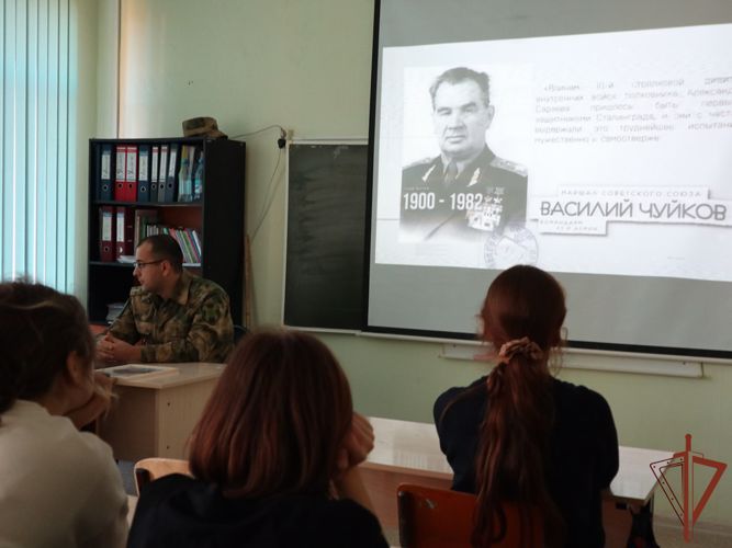 Патриотическую акцию «Древо Сталинграда» росгвардейцы организовали для учащихся Томской школы