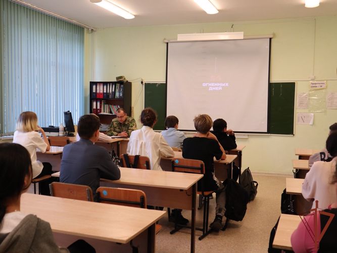 Патриотическую акцию «Древо Сталинграда» росгвардейцы организовали для учащихся Томской школы