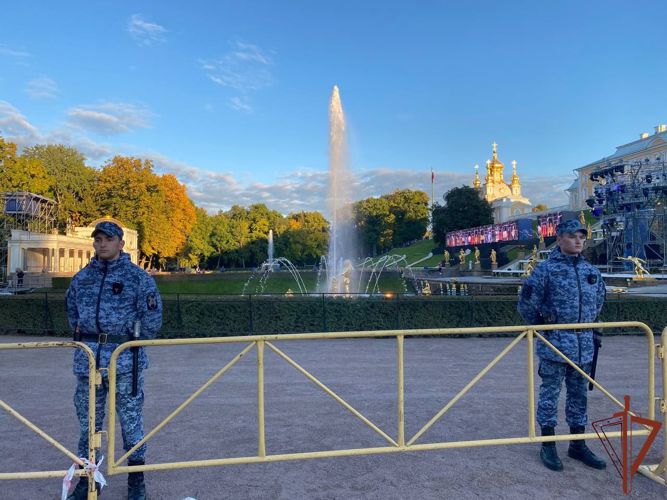 Росгвардейцы приняли участие в обеспечении общественной безопасности на празднике закрытия фонтанов в Петергофе