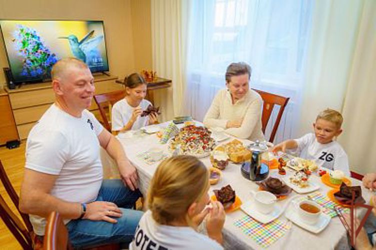 С многодетной семьёй офицера Росгвардии встретилась губернатор Югры  