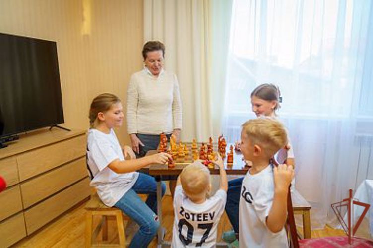 С многодетной семьёй офицера Росгвардии встретилась губернатор Югры  