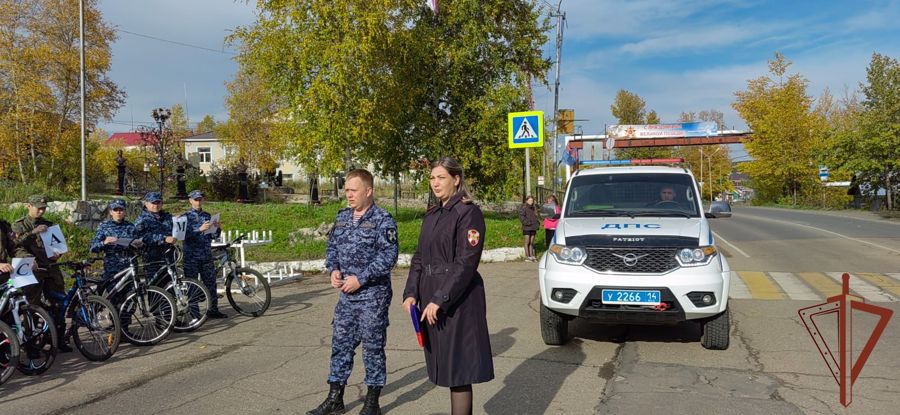 Велопробег «Своих не бросаем!» провели росгвардейцы в Алдане в поддержку российских войск 