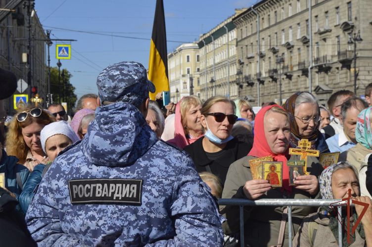 Росгвардия обеспечила безопасность крестного хода в День перенесения мощей Александра Невского в Петербурге