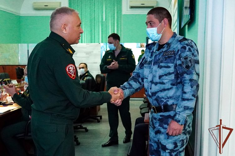 Командующий Северо-Западным округом Росгвардии поощрил бойца ОМОН за спасение человека из воды