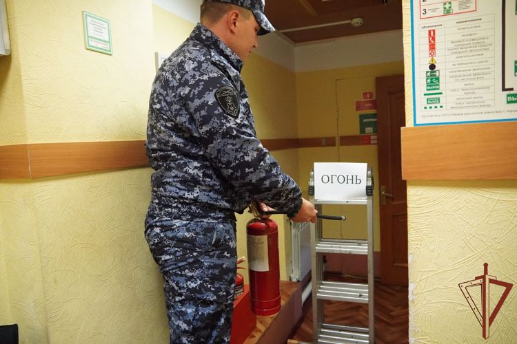 В Нарьян-Маре сотрудники Росгвардии и специалисты МЧС приняли участие в пожарно-тактических учениях