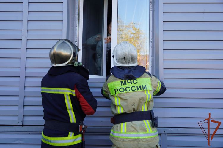 В Нарьян-Маре сотрудники Росгвардии и специалисты МЧС приняли участие в пожарно-тактических учениях