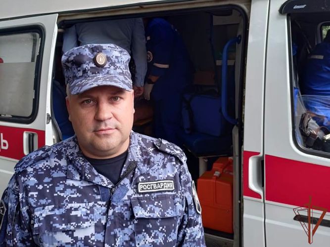 Росгвардеец оказал медпомощь почувствовавшему недомогание жителю Томска