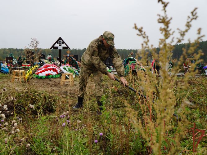 Места захоронений ветеранов войн  продолжают облагораживать  росгвардейцы в Томской области