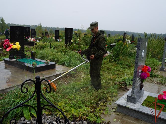Места захоронений ветеранов войн  продолжают облагораживать  росгвардейцы в Томской области