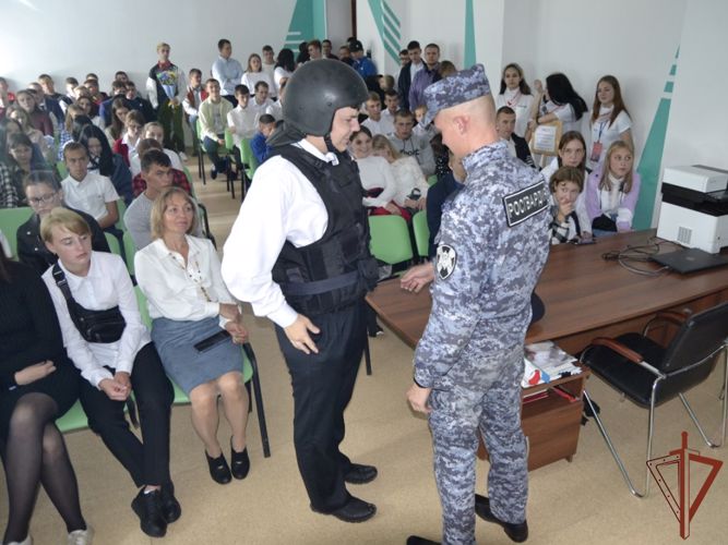 В Сибири военнослужащие и сотрудники Росгвардии проводят для детей уроки мужества 