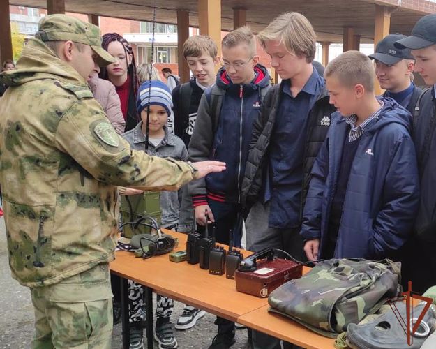Росгвардейцы рассказали школьникам Сибири о патриотизме и мужестве