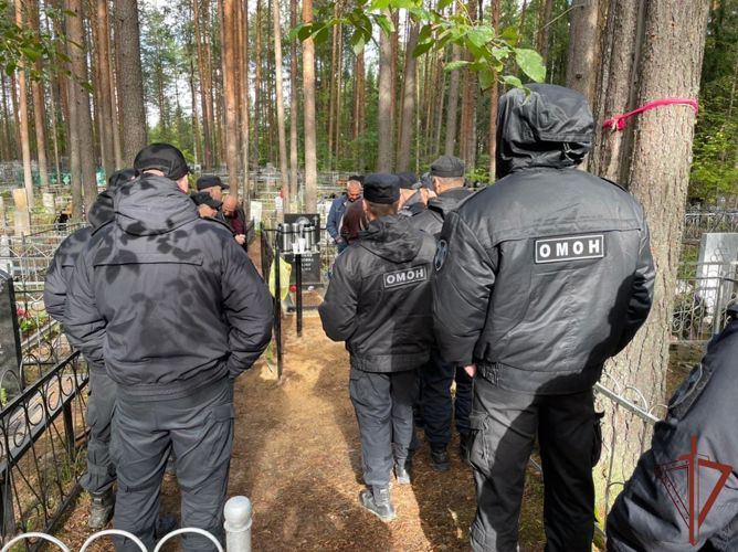 Сотрудники ОМОН «Зырянин» почтили память погибшего сослуживца в Сыктывкаре