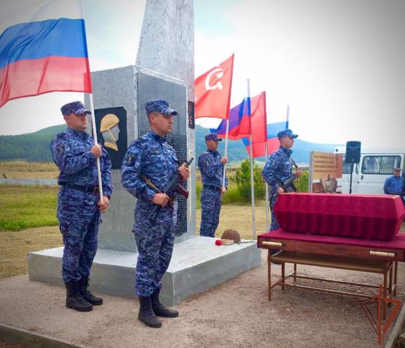 В день окончания Второй мировой войны сотрудники Росгвардии приняли участие в перезахоронении останков фронтовика под Иркутском