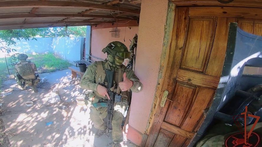 Военнослужащие Росгвардии в Запорожской области задержали вооруженного пособника ВСУ (видео)
