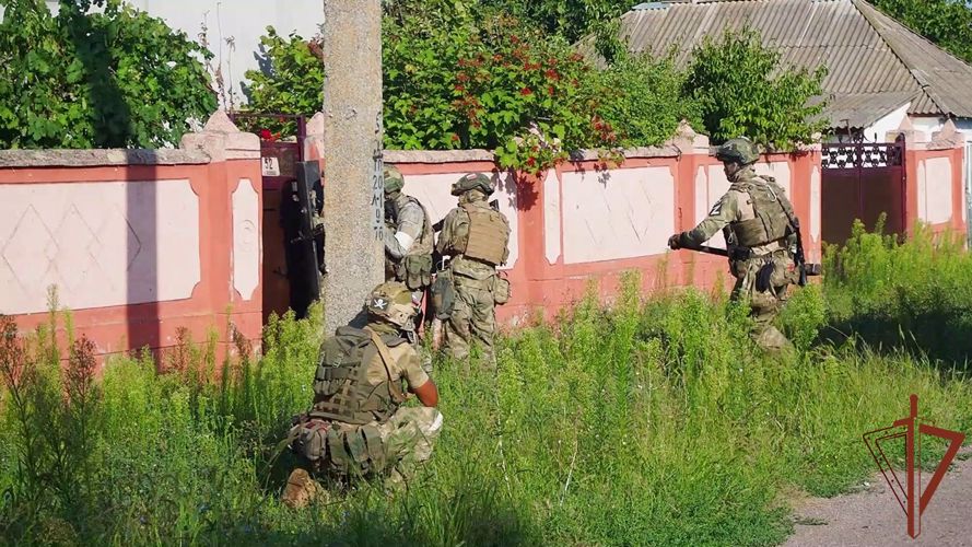 Военнослужащие Росгвардии в Запорожской области задержали вооруженного пособника ВСУ (видео)