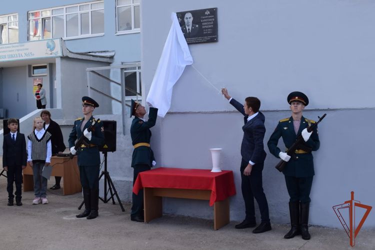 В память о павшем росгвардейце на фасаде школы в Нижегородской области установлена мемориальная доска