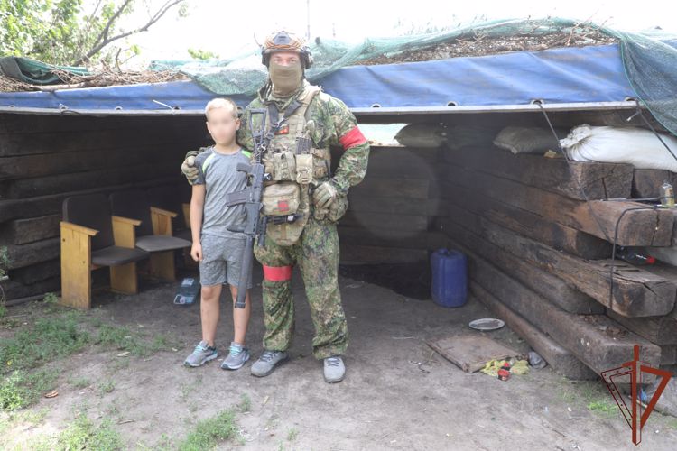 Росгвардеец спас ребенка во время артиллерийского обстрела