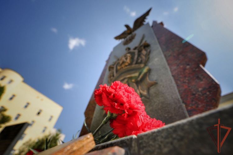 Военный журналист Вячеслав Калинин почтил память павших выпускников Саратовского военного института Росгвардии