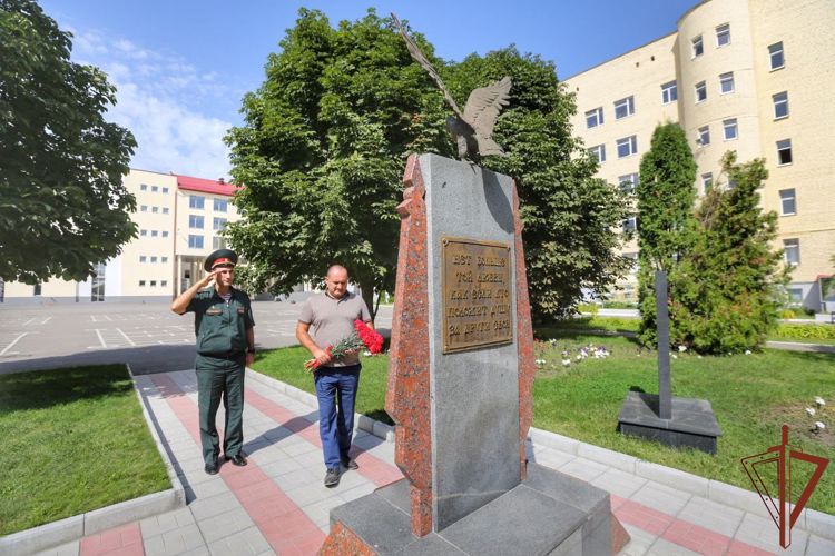 Военный журналист Вячеслав Калинин почтил память павших выпускников Саратовского военного института Росгвардии