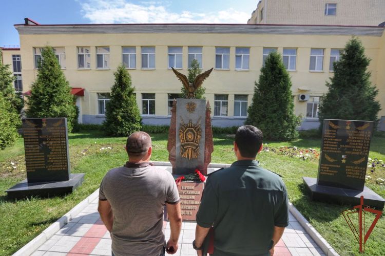 Военный журналист Вячеслав Калинин почтил память павших выпускников Саратовского военного института Росгвардии