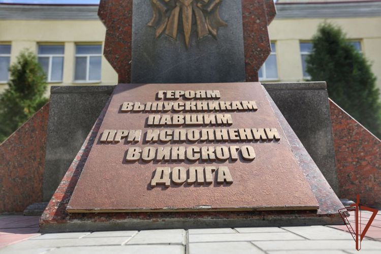 Военный журналист Вячеслав Калинин почтил память павших выпускников Саратовского военного института Росгвардии