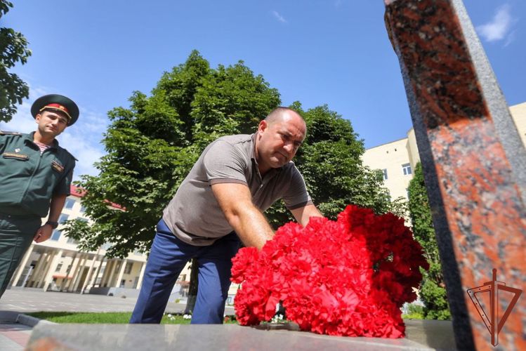 Военный журналист Вячеслав Калинин почтил память павших выпускников Саратовского военного института Росгвардии