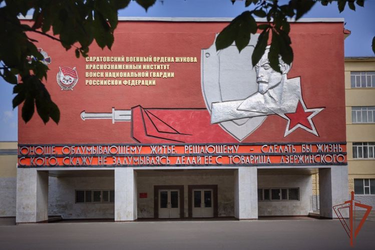 Военный журналист Вячеслав Калинин почтил память павших выпускников Саратовского военного института Росгвардии