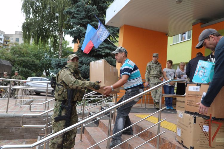 Росгвардейцы доставили в ЛНР груз гуманитарной помощи из Курска и Алтайского края (видео)