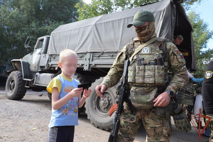 Росгвардейцы доставили в ЛНР груз гуманитарной помощи из Курска и Алтайского края (видео)