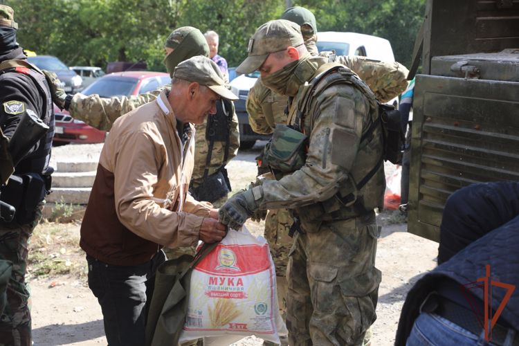 Росгвардейцы доставили в ЛНР груз гуманитарной помощи из Курска и Алтайского края (видео)