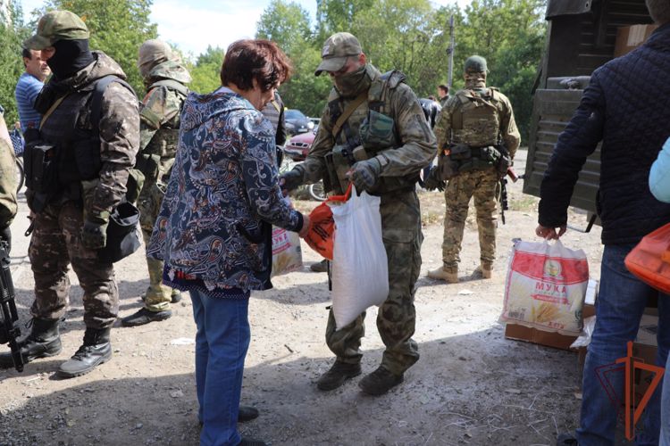 Росгвардейцы доставили в ЛНР груз гуманитарной помощи из Курска и Алтайского края (видео)