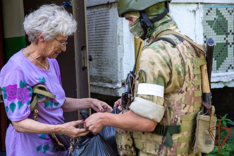 Росгвардейцы обеспечивают выдачу гуманитарной помощи мирному населению в Херсонской и Запорожской областях