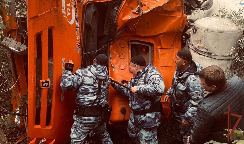 ОМОН Росгвардии помог водителю выбраться из кабины искореженного грузовика (видео)