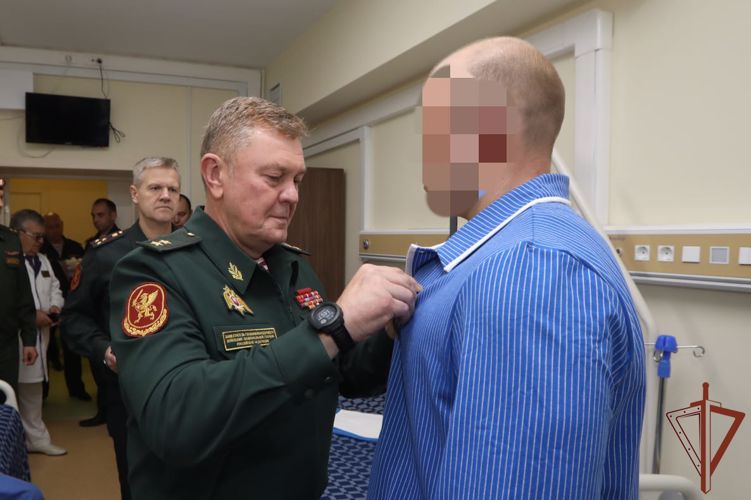 Генерал-лейтенант Владислав Ершов вручил росгвардейцам награды за мужество, проявленное в ходе спецоперации