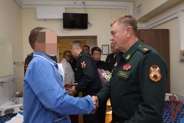 Генерал-лейтенант Владислав Ершов вручил росгвардейцам награды  за мужество, проявленное в ходе спецоперации