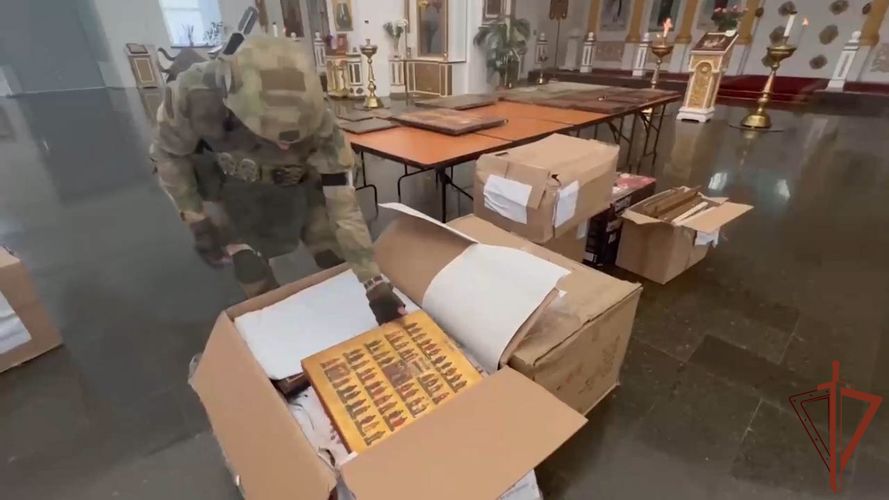 В Херсоне росгвардейцы изъяли у националиста и передали священнослужителям более ста старинных икон (видео)