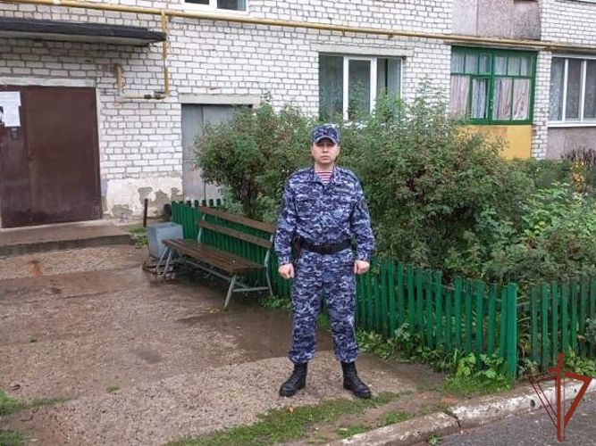 Сотрудник Росгвардии спас из горящей квартиры пожилую жительницу Чувашии (видео)