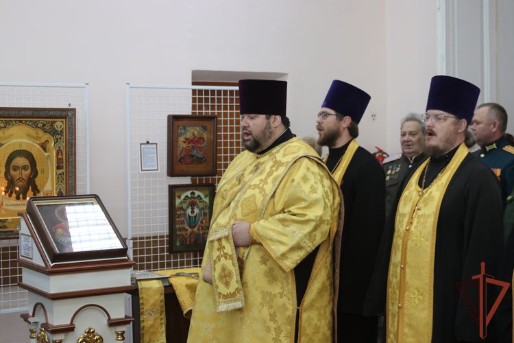 Глава Новосибирской митрополии передал командующему Сибирским округом Росгвардии икону «Покровители Российского воинства»