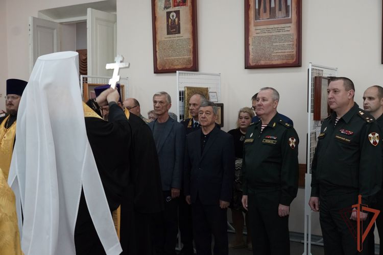 Глава Новосибирской митрополии передал командующему Сибирским округом Росгвардии икону «Покровители Российского воинства»