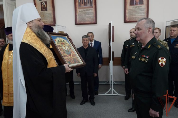 Глава Новосибирской митрополии передал командующему Сибирским округом Росгвардии икону «Покровители Российского воинства»