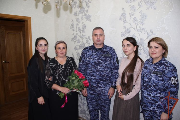 В Кабардино-Балкарии росгвардейцы навестили семьи погибших при исполнении служебного долга сослуживцев