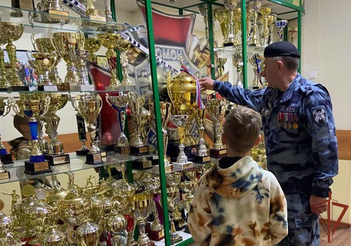 Бойцы ОМОН Росгвардии исполнили мечту новосибирского школьника