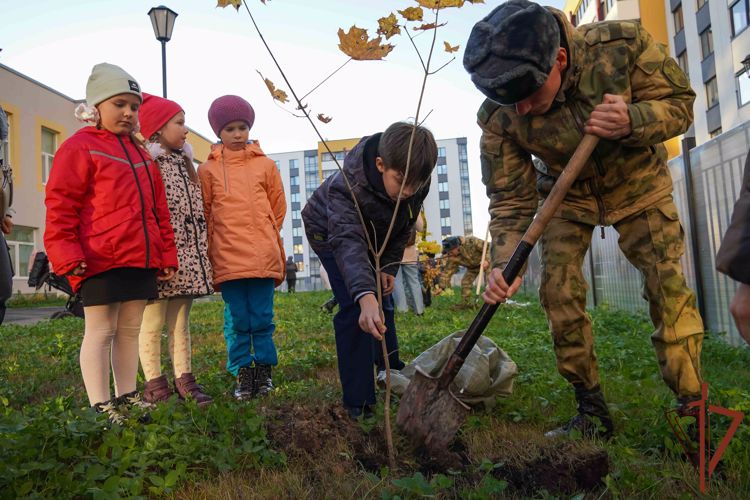 Росгвардейцы вместе с юными жителями Санкт-Петербурга посадили клены в честь защитников Балтийского неба
