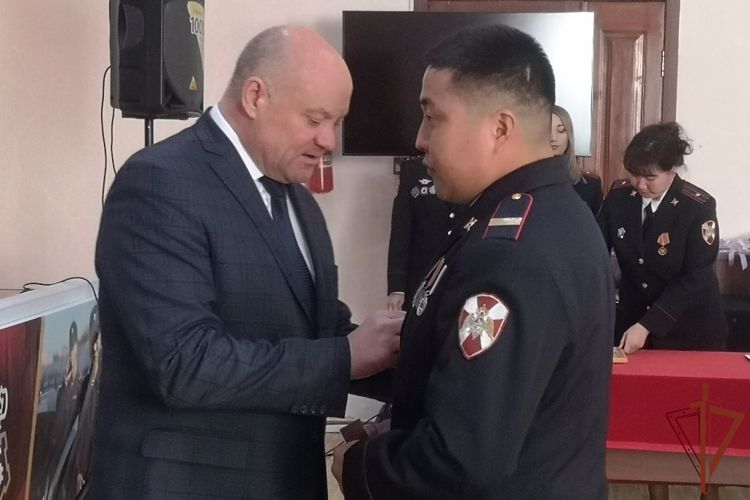 Госнаграды за спасение на пожаре в Бурятии  вручены сотрудникам Росгвардии 