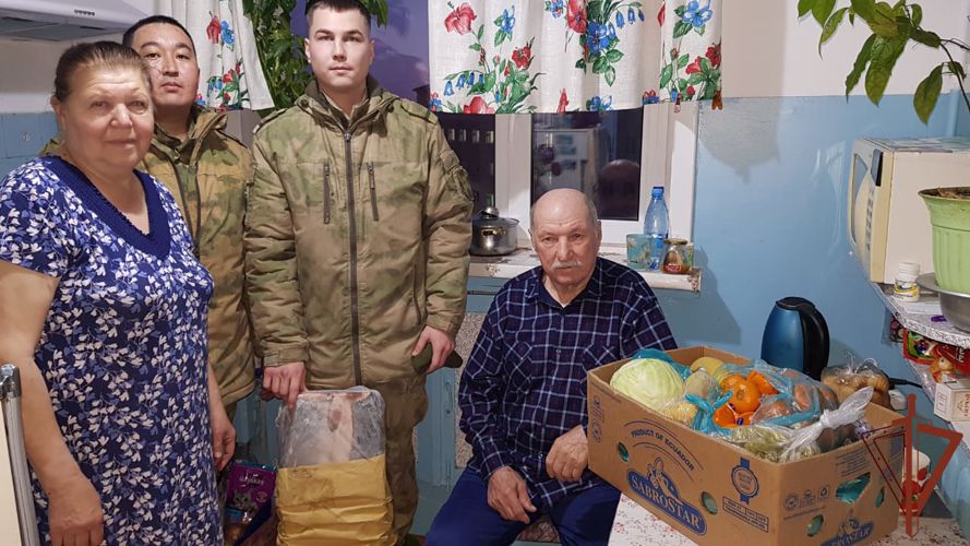 Росгвардейцы привезли подарки пожилым жителям Анадыря