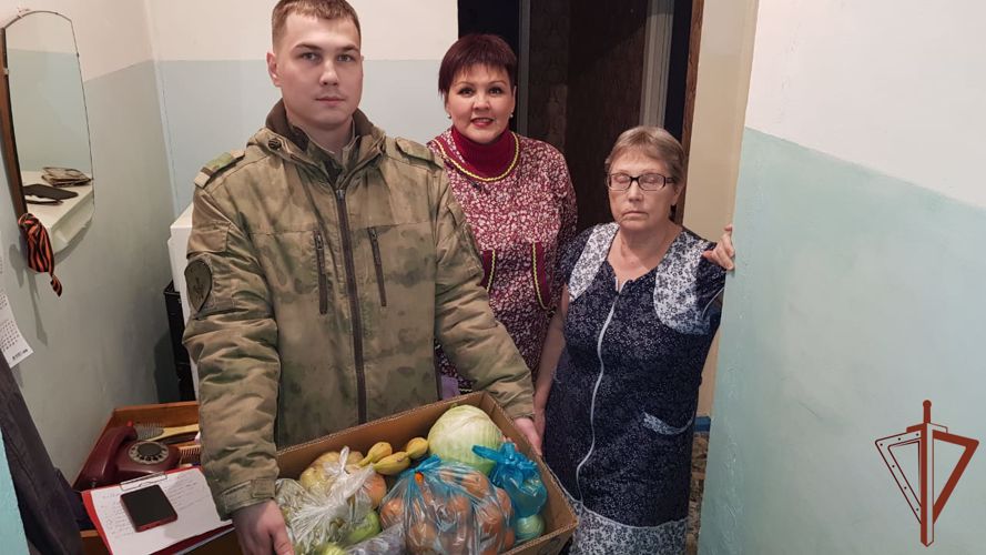 Росгвардейцы привезли подарки пожилым жителям Анадыря