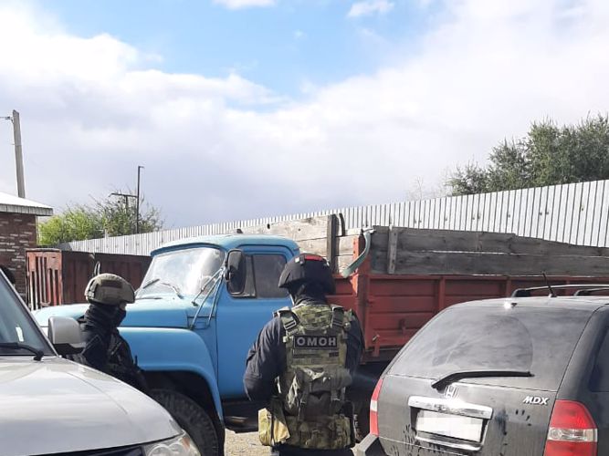 При силовой поддержке ОМОН Росгвардии задержаны подозреваемые в нападении на инкассаторов в Орске