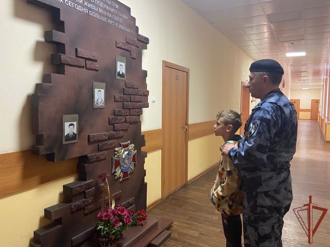 Бойцы ОМОН Росгвардии исполнили мечту новосибирского школьника