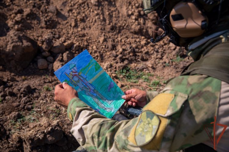 Росгвардейцы, участвующие в специальной военной операции, поблагодарили детей за рисунки и письма поддержки (ВИДЕО)